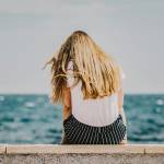 Solo-date i luksus emocjonalnej pauzy. Dlaczego relacja z samą sobą to najważniejszy trend tego roku?
